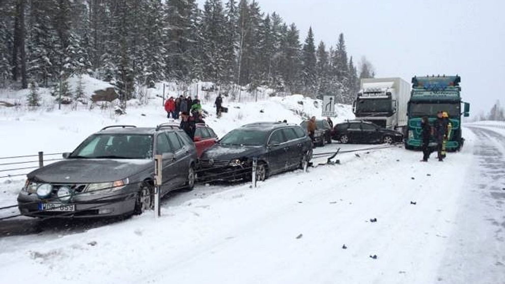 Personbilar och långtradare i omfattande olycka i Årskogen.