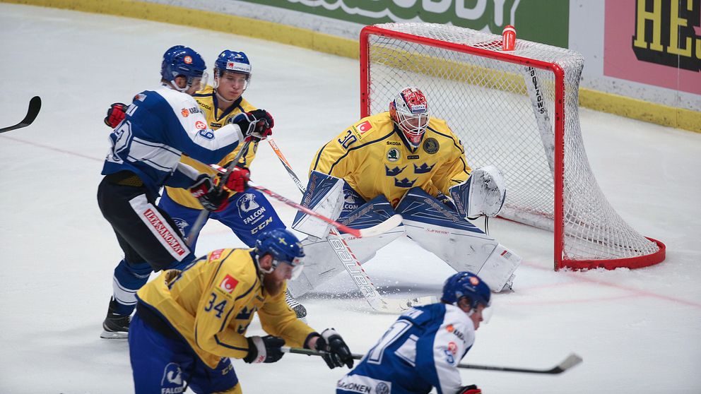 Sveriges målvakt Viktor Fasth en dag på jobbet under matchen mot Finland på Hovet i Stockholm i Euro Hockey Tour Games.