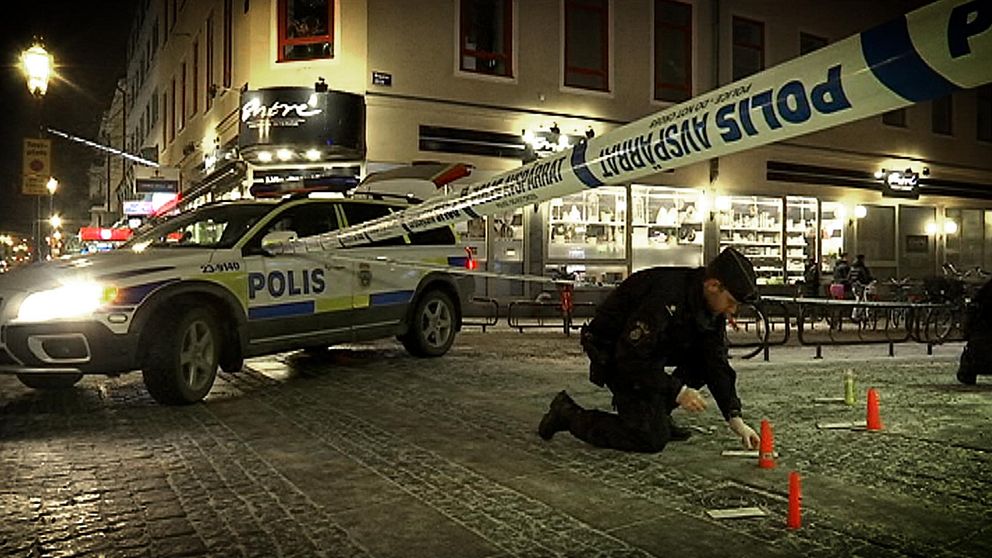 Polis arbetar vid avspärrningar i centrala Örevbro.