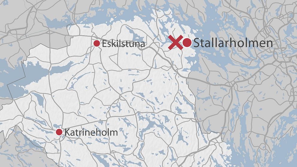 Mellan tio och 20 personer fick evakueras i Stallarholmen i Strängnäs, efter att polisen fått in ett larm om att det ska finnas sprängmedel i en lokal.
