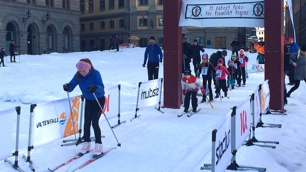 Barn som åker längdskidor på Stockholms stadion i Barnens Vasalopp under söndagen.