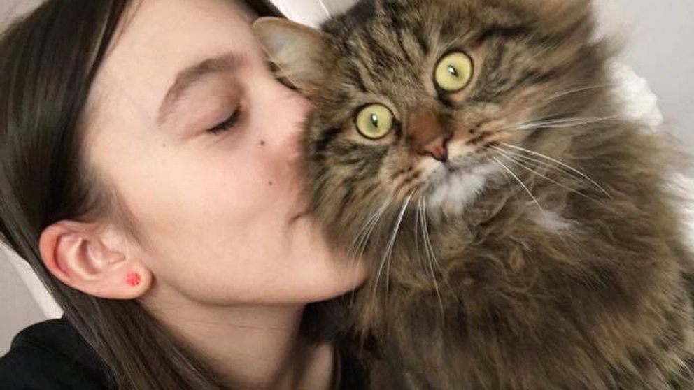 Juga Bogdanovic med sin katt på kärlekens dag.