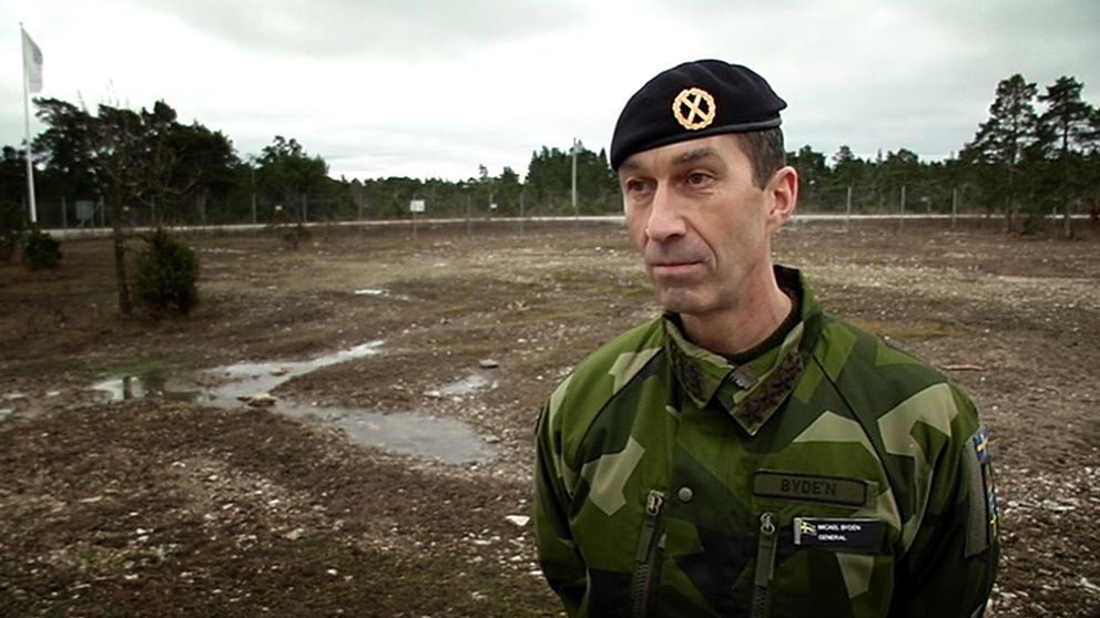 Överbefälhavare Micael Byden står mitt i bilden.