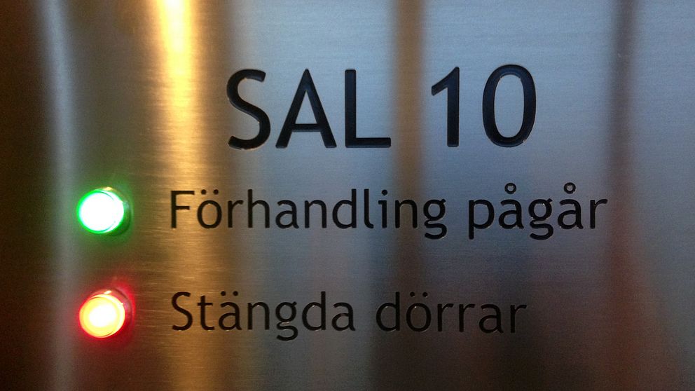 Skylt utanför rättssal: Förhandling pågår, stängda dörrar