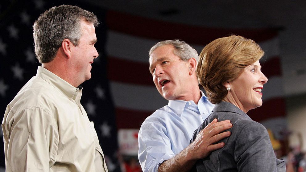 George W Bush har inte synts vid brodern Jebs sida än under valrörelsen men nu är det dags. Här är de tillsammans på en bild från 2004 då George var president.
