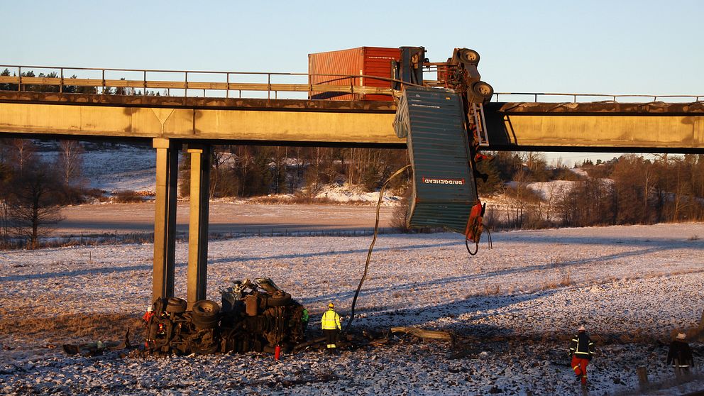 En lastbil har under tisdagsmorgonen blivit hängande över en bro norr om Västervik.