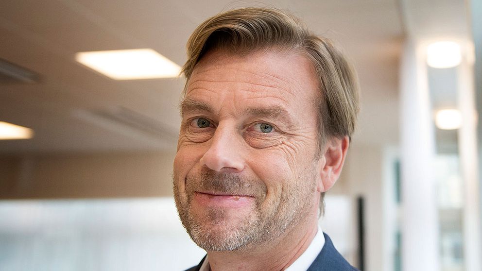 Michael Wolf sparkade från Swedbank efter aktieaffärer, enligt källor till Dagens Industri.