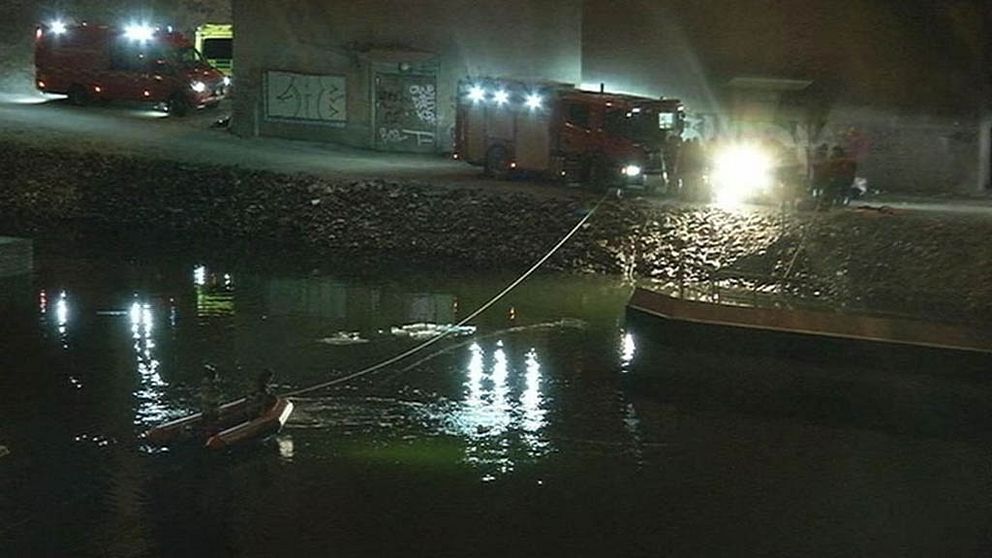 Bil åkte ner i kanal och nu anmäls händelsen.