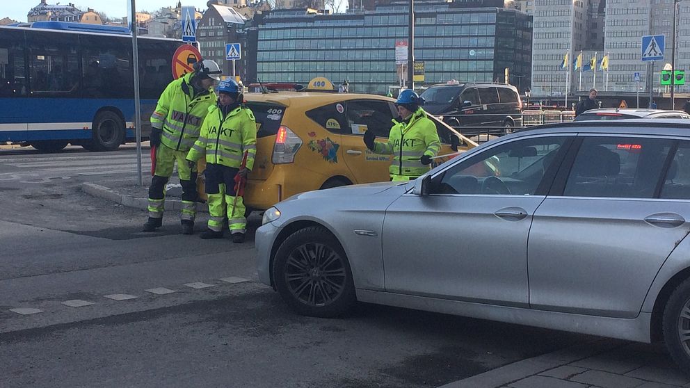 Flaggvakter sätts in vid slussen under rusningstrafik.