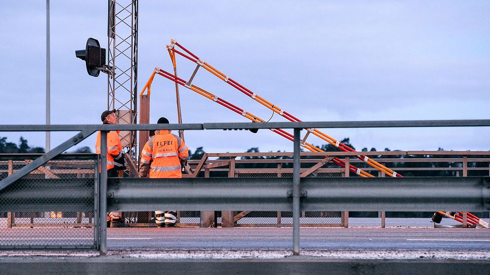 En av bommarna som forcerades på motorvägsbron i Södertälje.