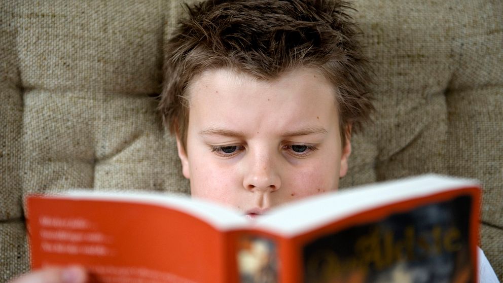 Pojke som läser.