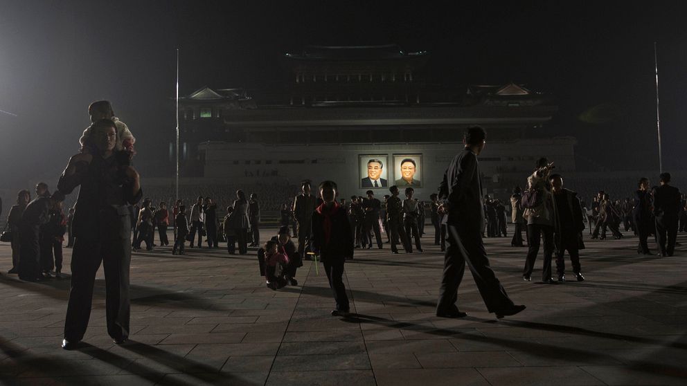 Nordkoreaner samlas för att fira Kim Il Sungs födelsedag på Kim Il Sung-torget i Pyongyang.