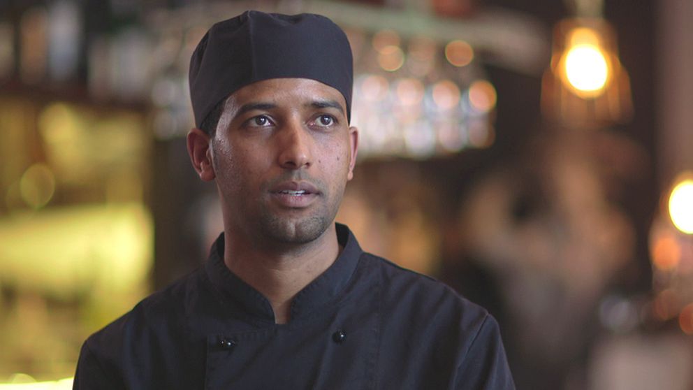 Abdulhafiz Adem jobbar som kock på en restaurang i Stockholm.