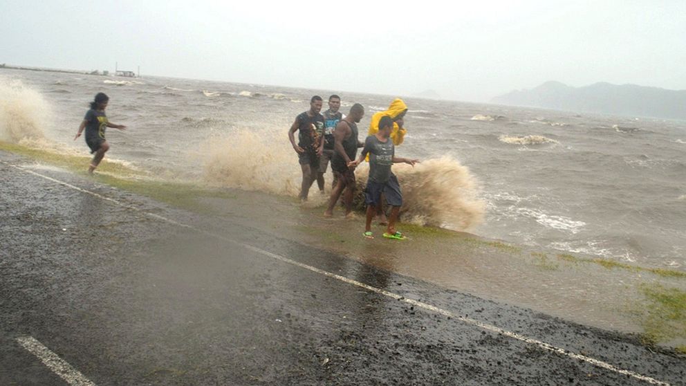 Rapporter om totalförstörda byar, blockerade vägar och översvämmade gator kommer in från avlägsna platser i Fiji och minst fem människor uppges ha dött i orkanen Winstons spår.