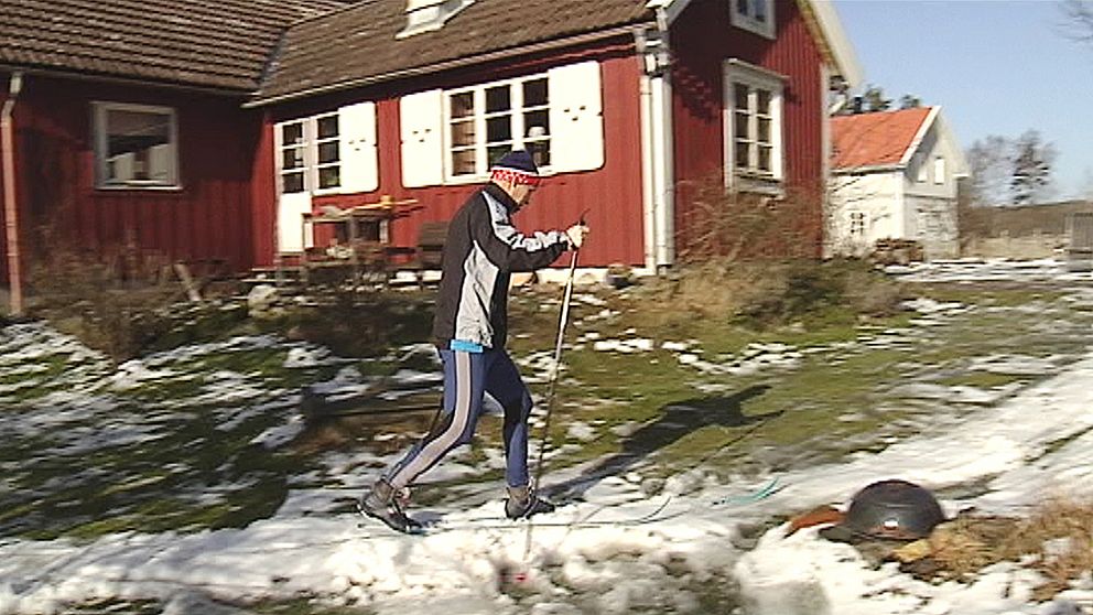 Tommy Bengtsson åker runt sitt hus på skidor.