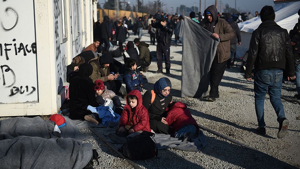 Flyktingar vid ett flyktingläger i området Idomeni vid gränsen mellan Grekland och Makedonien.