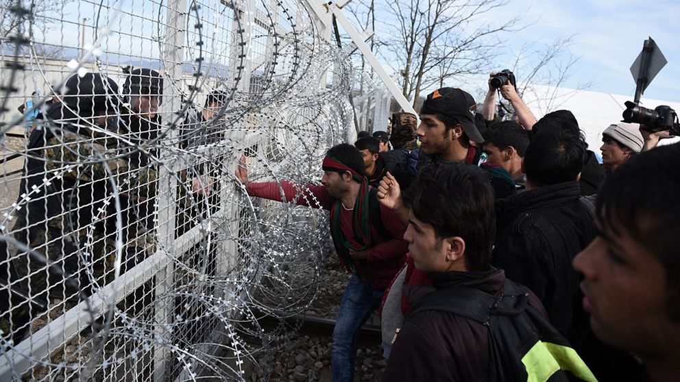 Flyktingar vid gränsen mellan Makedonien och Grekland