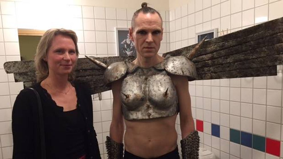 Annika Skoglund och Tobias Bernstrup invigde den nya hen-toaletten.