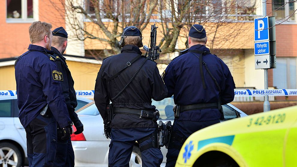 Poliser står på gatan i Norrköping.