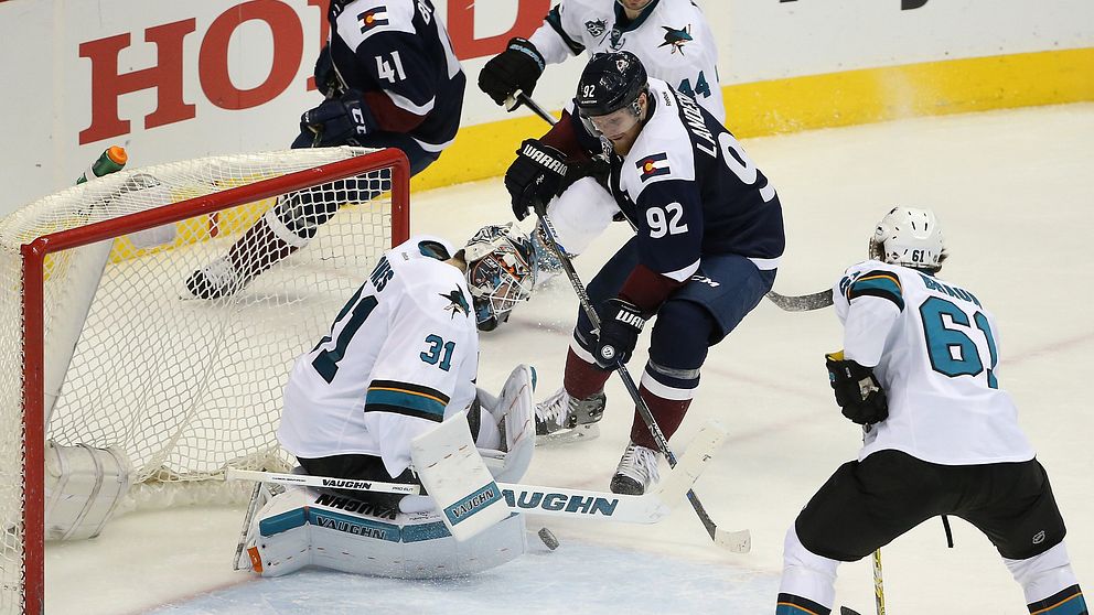 Colorados kapten Gabriel Landeskog trycker in 3–2 i den tredje perioden.