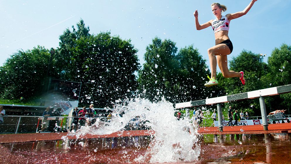 Sarah Lahti hoppar ner i vattenhindret under damernas 1500m hinder.