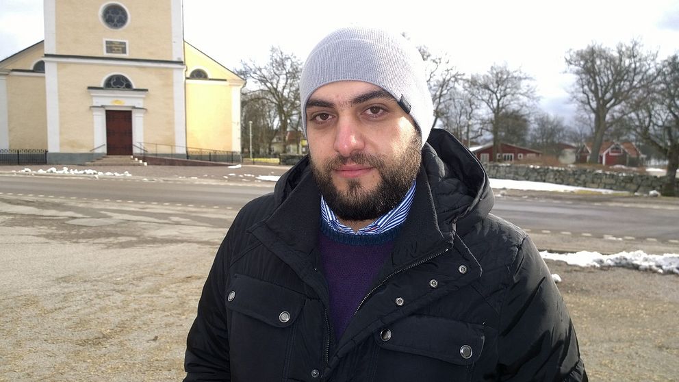 Tarek Alkhoudy framför kyrkan i Åseda