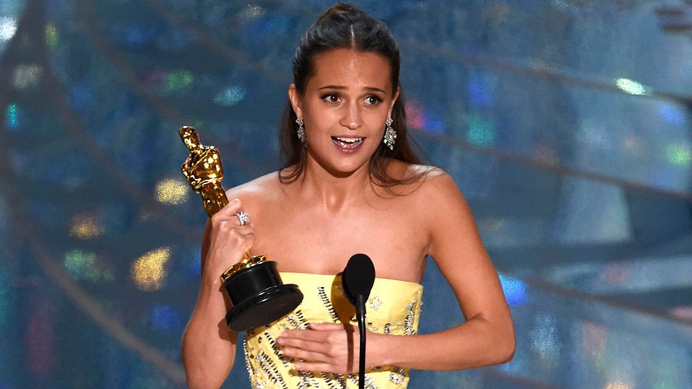 Alicia Vikander med sin Oscar för bästa kvinnliga biroll.