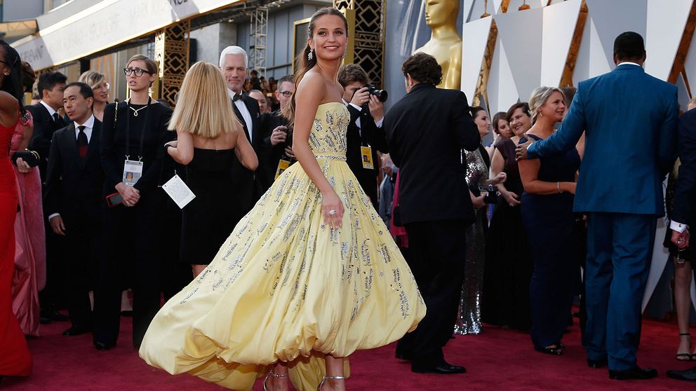 Alicia Vikander anländer till Oscarsgalan 2016.