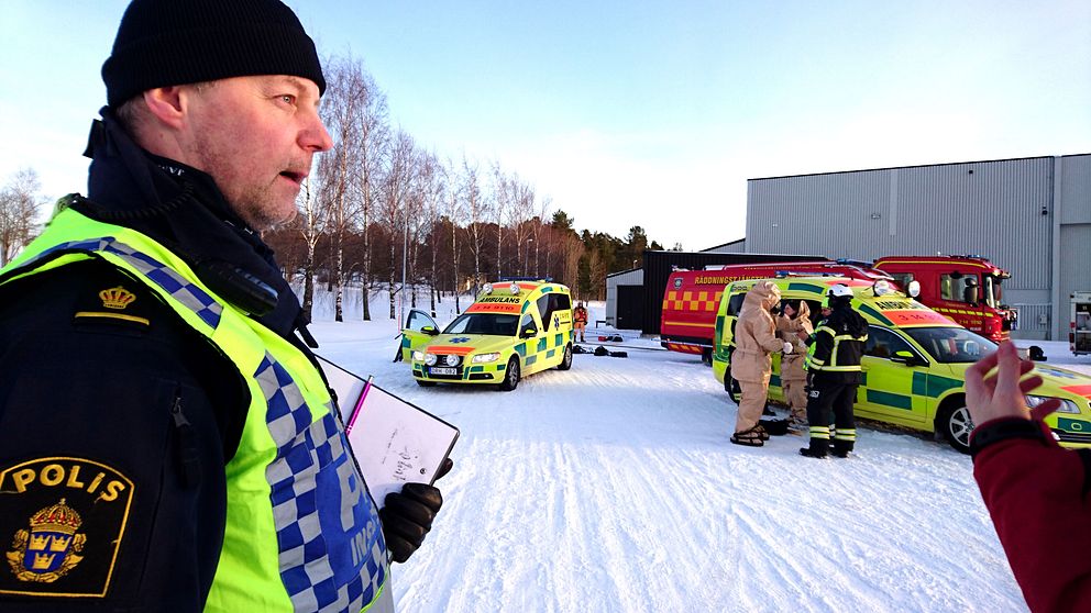 Ett stort pådrag drogs igång efter larm om brev med vitt pulver hos ett företag på Frösön, Östersund. Lars Olsson är polisens insatschef.
