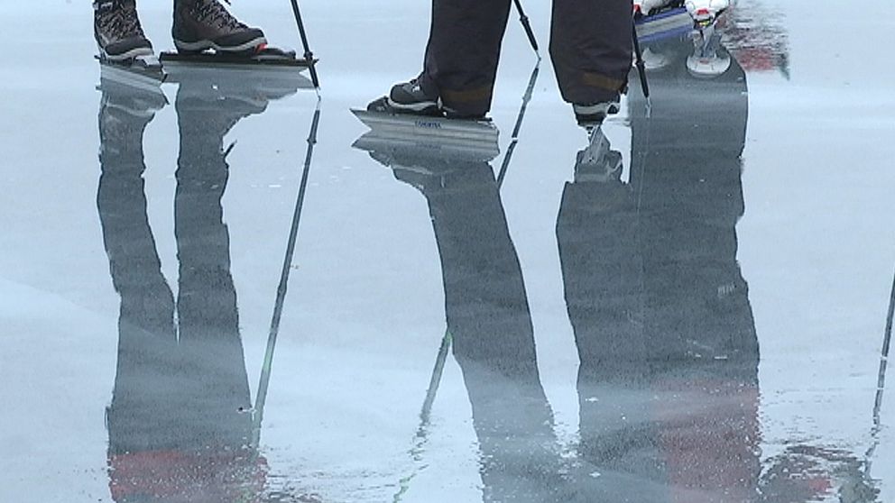 Rejält blött på isen på Runn i Falun i mildvädret den 7 februari.