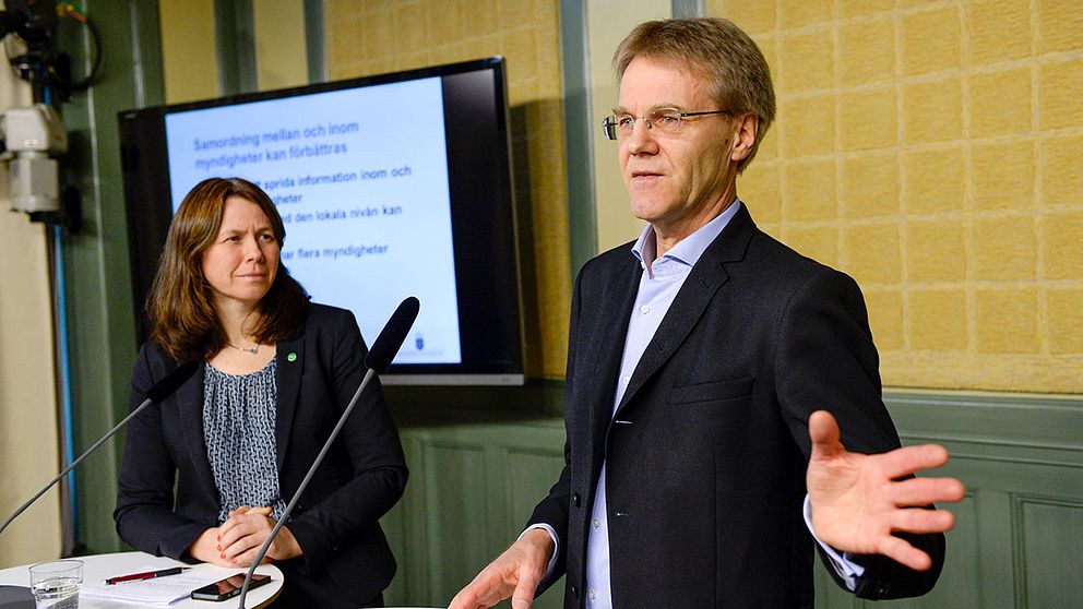 Milljöminister Åsa Romson och regeringens särskilda utredare Göran Enander presenterar en rapport om hur det giftiga ämnet PFAS hamnade i Kallinges dricksvatten och varför det inte upptäcktes på så många år.