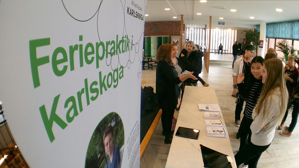 Kommunen på besök på Bredgårdsskolan i Karlskoga för att informera om feriepraktik.