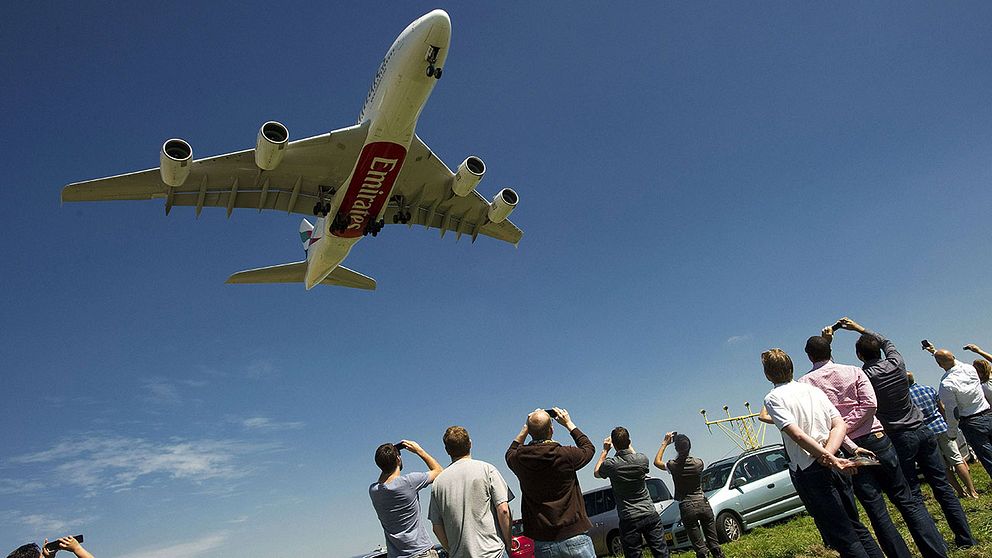 Flygintresserade ser på när en Emirates Airbus 380 landar i Amsterdam. Arkivbild.