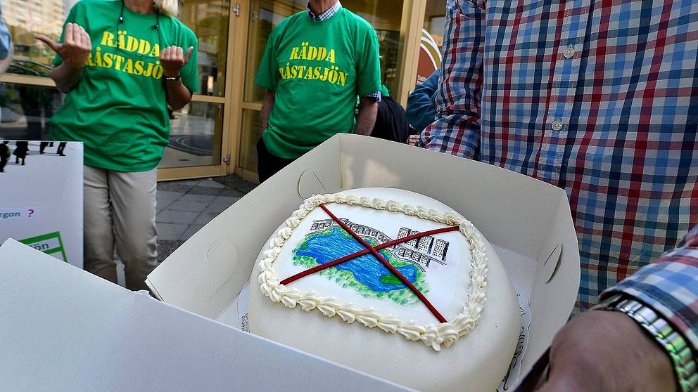 Sommaren 2013 uppvaktade nätverket Rädda Råstasjön Solnas kommunstyrelseordförande Pehr Granfalk (M) med med protestlistor med över 11.000 namn.