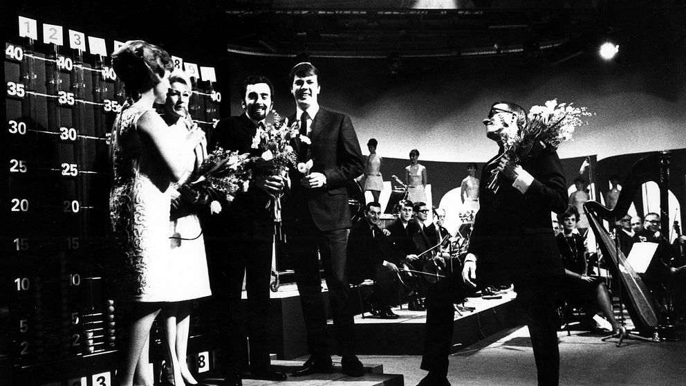Östen Warnerbring segrade i Melodifestivalen 1967. I bilden syns hans tillsammans med textförfattarinnan Patrice Hellberg och kompositörerna Marcus Österdahl och Curt Peterson.