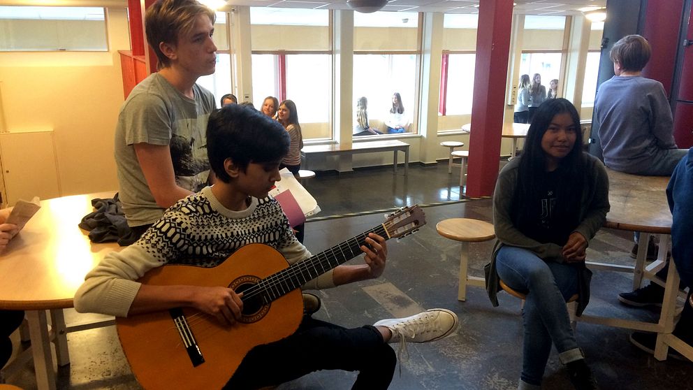 Spela musik är en annan sak eleverna kan göra när de inte får ha mobilerna i skolan.