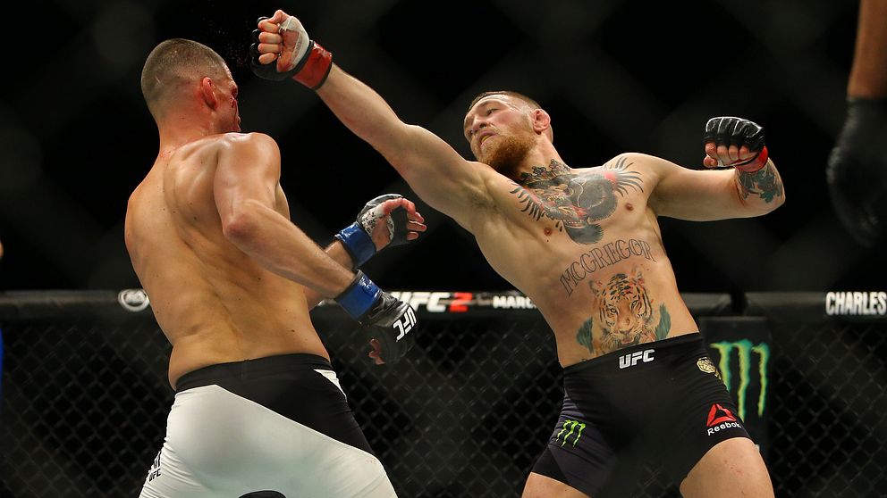UFC:s fjäderviktsmästare Conor McGregor, till höger, gick upp två viktklasser och föll tungt.