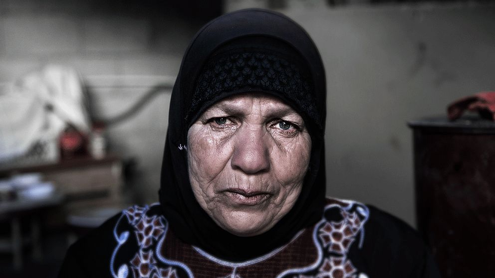 Zahwa kommer från Dara i Syrien. Kriget har splittrat hennes familj och i dag lever hon ensam i den turkiska gränsstaden Kilis.