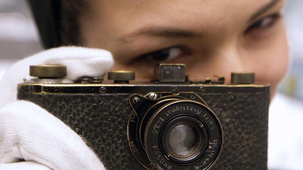 Kvinna låtsas fotografera med kameran. Foto: Scanpix