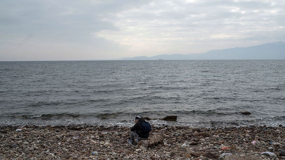 En man väntar på att få gå på en båt för att ta den farliga sjövägen från Turkiet till Grekland. Arkivbild.