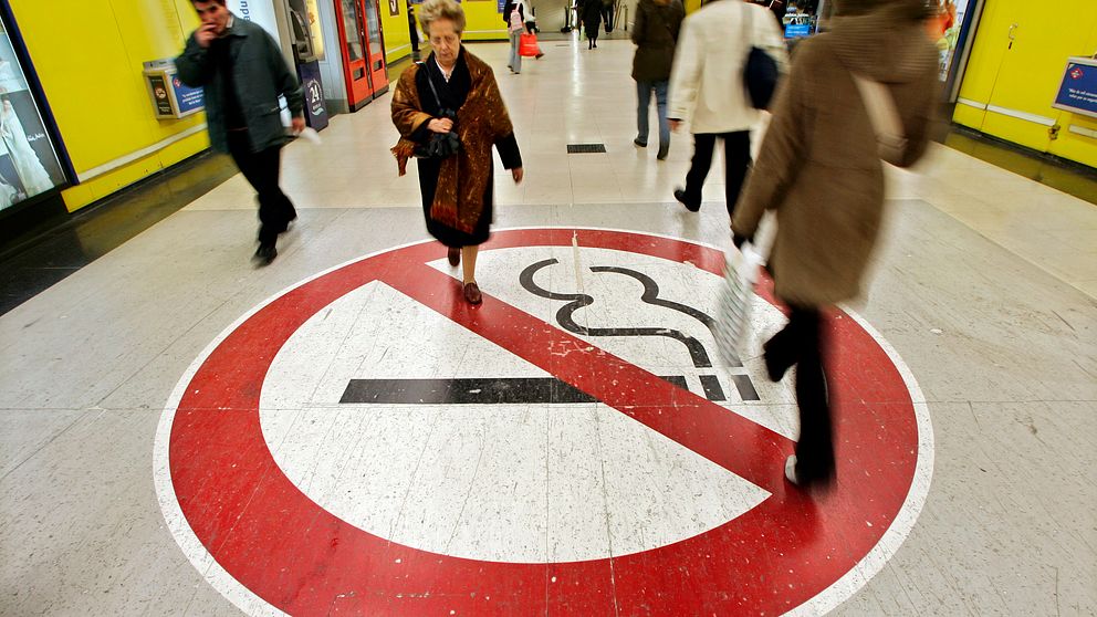 Rökförbud, Madrids tunnelbana, 14 december, 2005.
TT: ”Spain has launched a campaign to make smokers aware of the need to respect no-smoking spaces. ” (AP Photo/Daniel Ochoa de Olza)