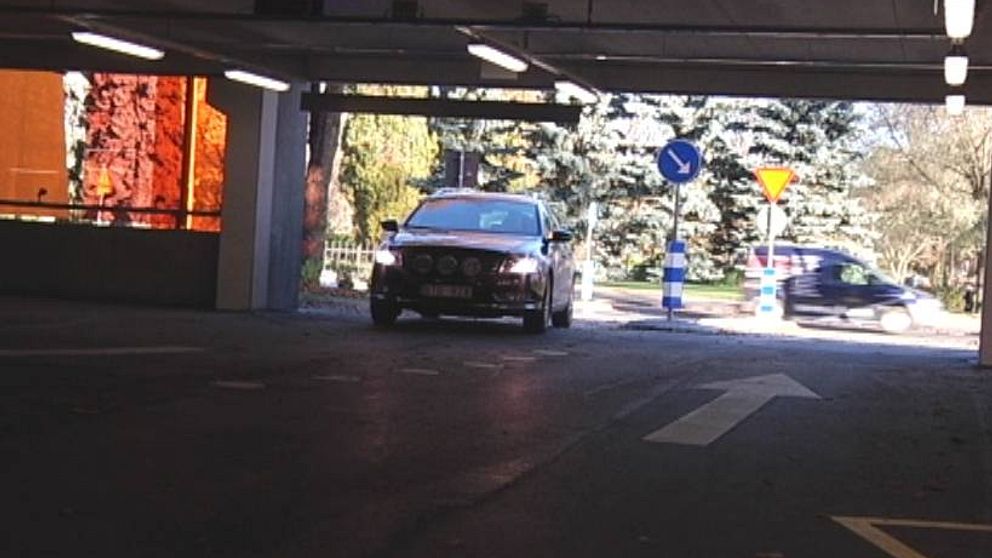 Personalen kan få betala mer än dubbelt så mycket för att parkera vid Akademiska. Även för besökarna planerar landstinget att höja avgifterna.