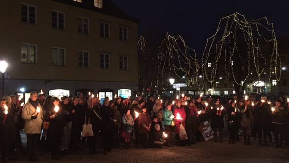 Uppsala tjejjour arrangerade ett fackeltåg genom Uppsala på internationella kvinnodagen.