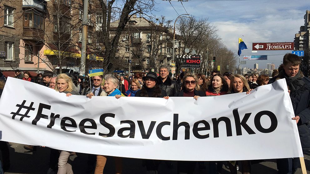 Demonstrationer vid ryska ambassaden i Kiev.