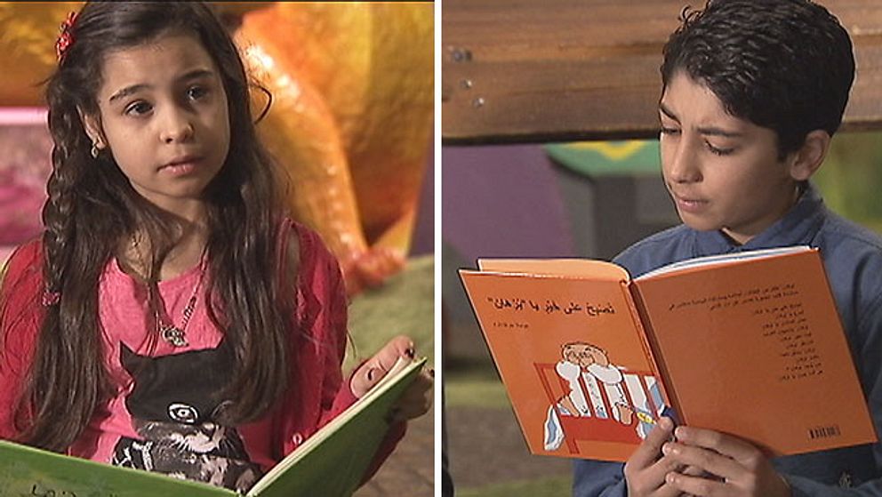 Barn läser barnböcker på arabiska