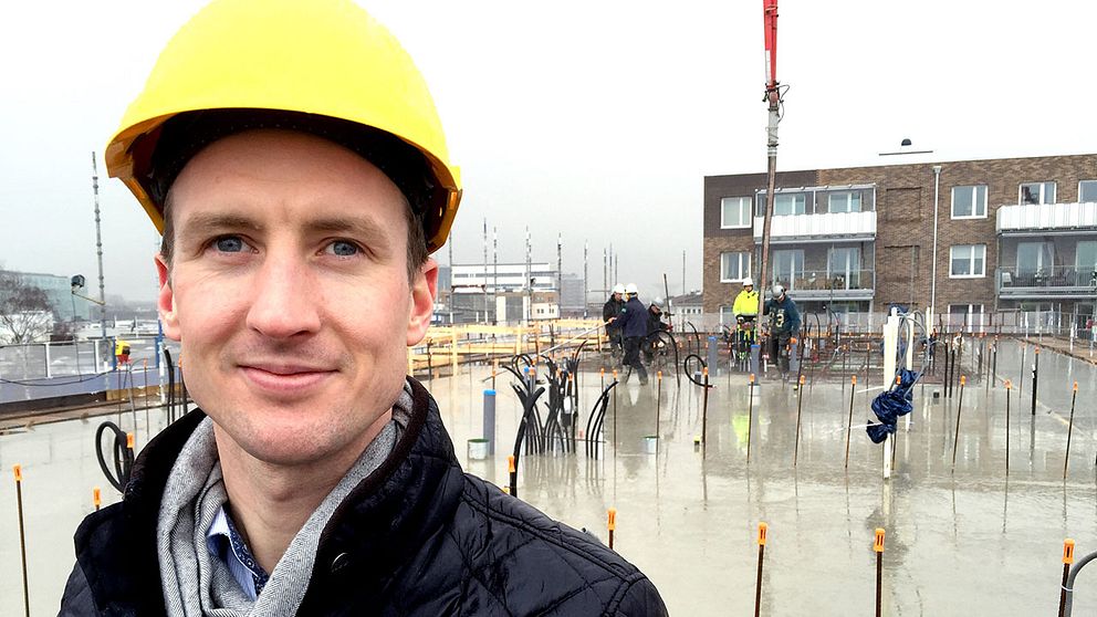 Jacob Karlsson, 29-årig byggherre från Hässleholm, vill visa att det går att bygga kostnadseffektivt om kommunerna hjälper till.
