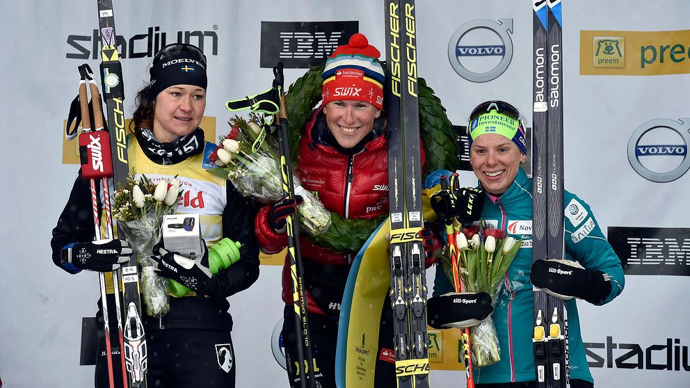 Katerina Smutna, i mitten, vann Vasaloppet före tvåan Britta Johansson Norgren, till vänster och trean Lina Korsgren till, höger.