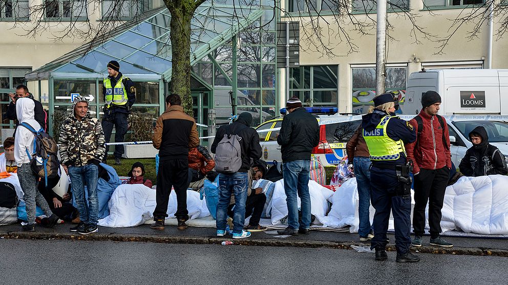 Flyktingar, polis och avspärrningar vid Migrationsverkets ankomstboende på Jägersro i Malmö. Arkivbild.