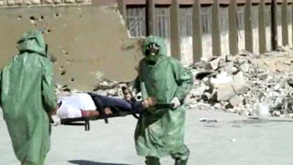 Bild från en video som visar personer klädda i skyddsutrustning under en övning 2013 i den syriska staden Aleppo. De övar på hur skadade ska hanteras vid en kemvapenattack.