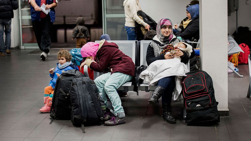 Flyktingar väntar på att få lämna Rostock med färjan till Trelleborg i november 2015.